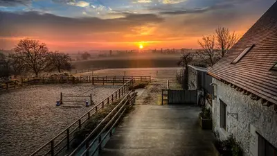 Lever ou coucher de soleil vu de la maison de vacances ou à proximité