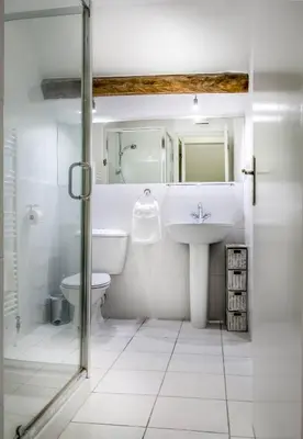Salle de bains dans l'établissement Gites Arches de Muschamp