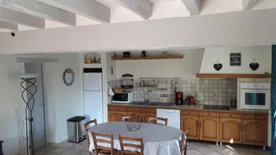 Cuisine ou kitchenette dans l'établissement Gîte La Fortaiserie