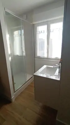 Salle de bains dans l'établissement *Cocooning Family*