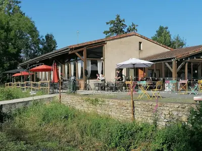 Restaurant ou autre lieu de restauration dans l'établissement ZEcamping 3 étoiles animaux acceptés espace aquatique