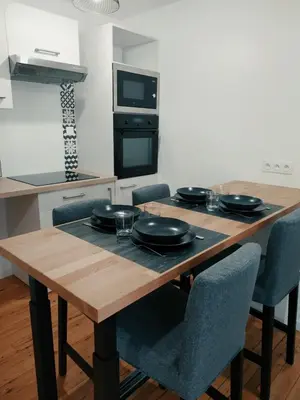 Cuisine ou kitchenette dans l'établissement C'COZY - grande maison calme et lumineuse