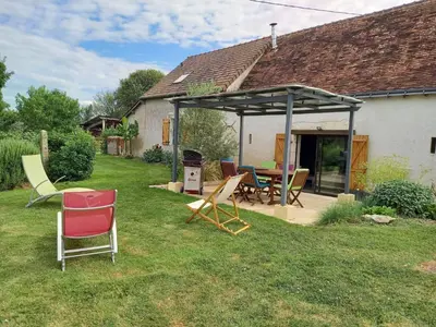 Jardin de l'établissement Séjour paisible au cœur du Berry : maison familiale moderne, cheminée, jardin, et SPA à Cléré-du-Bois. - FR-1-591-563