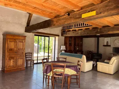 Coin salon dans l'établissement Séjour paisible au cœur du Berry : maison familiale moderne, cheminée, jardin, et SPA à Cléré-du-Bois. - FR-1-591-563
