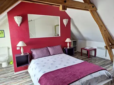 Un ou plusieurs lits dans un hébergement de l'établissement Séjour paisible au cœur du Berry : maison familiale moderne, cheminée, jardin, et SPA à Cléré-du-Bois. - FR-1-591-563