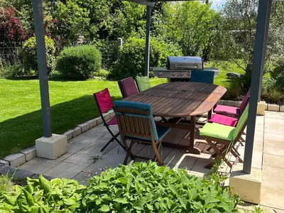 Jardin de l'établissement Séjour paisible au cœur du Berry : maison familiale moderne, cheminée, jardin, et SPA à Cléré-du-Bois. - FR-1-591-563