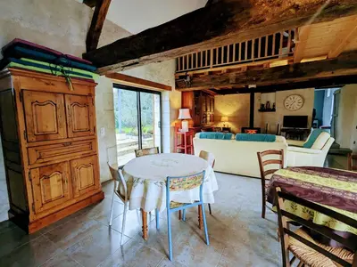 Cuisine ou kitchenette dans l'établissement Séjour paisible au cœur du Berry : maison familiale moderne, cheminée, jardin, et SPA à Cléré-du-Bois. - FR-1-591-563