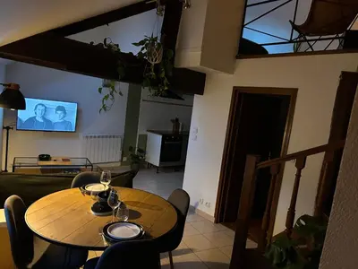 Télévision ou salle de divertissement dans l'établissement Dupplex, centre ville