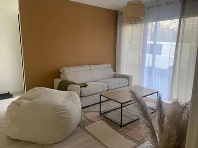 Coin salon dans l'établissement Maison By Sana proche du lac