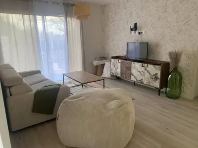 Télévision ou salle de divertissement dans l'établissement Maison By Sana proche du lac