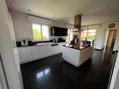 Cuisine ou kitchenette dans l'établissement Villa avec piscine à 10 min du circuit des 24h du Mans