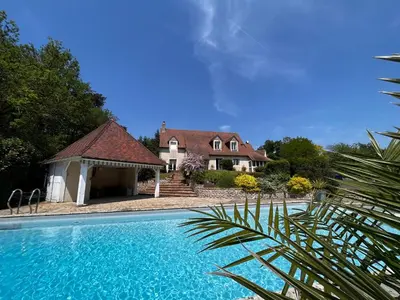 Piscine de l'établissement Villa avec piscine à 10 min du circuit des 24h du Mans ou située à proximité
