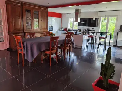 Cuisine ou kitchenette dans l'établissement Villa avec piscine à 10 min du circuit des 24h du Mans