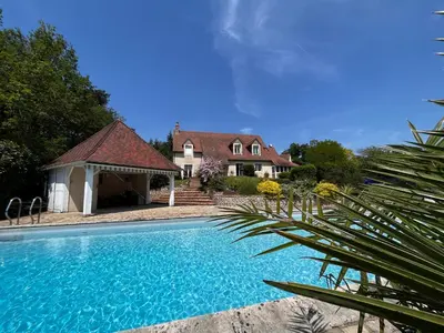 Piscine de l'établissement Villa avec piscine à 10 min du circuit des 24h du Mans ou située à proximité