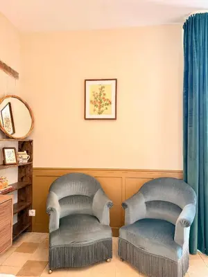 Coin salon dans l'établissement Le Presbytère • Maison Flore