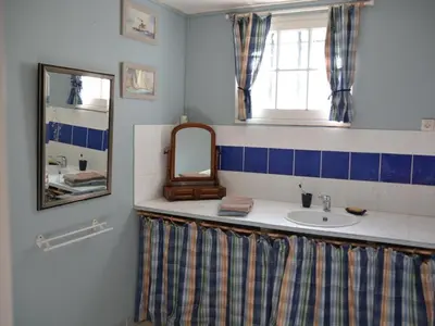 Salle de bains dans l'établissement Maison de caractère 1840 en Touraine avec grand jardin, pêche, à proximité de Loches et châteaux. - FR-1-381-558