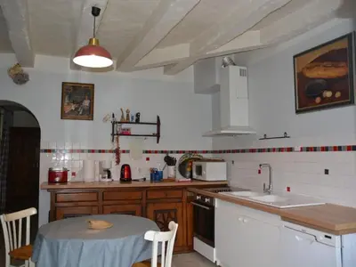 Cuisine ou kitchenette dans l'établissement Maison de caractère 1840 en Touraine avec grand jardin, pêche, à proximité de Loches et châteaux. - FR-1-381-558