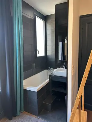 Salle de bains dans l'établissement Maison de ville idéalement placée