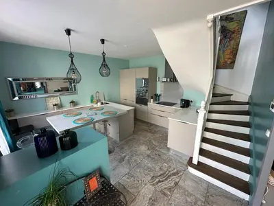 Cuisine ou kitchenette dans l'établissement Maison de ville idéalement placée