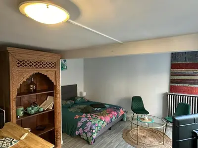 Coin salon dans l'établissement Studio indépendant avec jardin