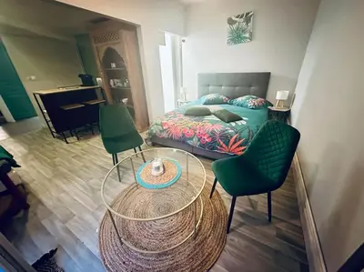 Coin salon dans l'établissement Studio indépendant avec jardin