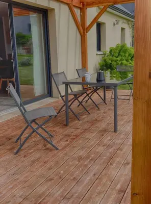 Terrasse ou espace extérieur de l'établissement Le Logis d'Emeric avec paisible jardin Clos&Arboré
