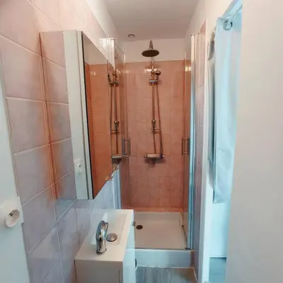 Salle de bains dans l'établissement T'Relax - Studio calme et lumineux avec jardin