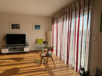 Télévision ou salle de divertissement dans l'établissement Confort et panorama T3 face à la rivière