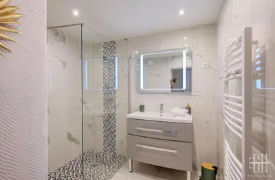 Salle de bains dans l'établissement L'Alysse - Maison Familiale