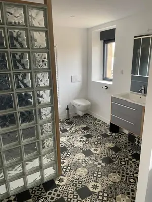 Salle de bains dans l'établissement Fermette des Luarts