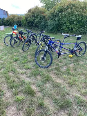 Vélo sur le terrain de l'établissement Fermette des Luarts ou dans les environs