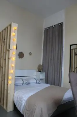 Un ou plusieurs lits dans un hébergement de l'établissement Studio cosy au pied du château