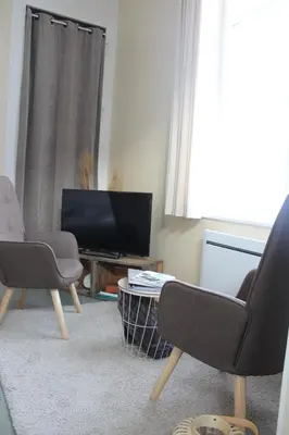 Télévision ou salle de divertissement dans l'établissement Studio cosy au pied du château