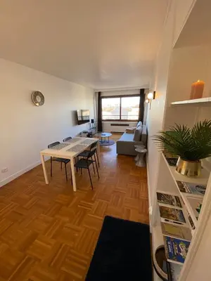Bibliothèque dans l'appartement