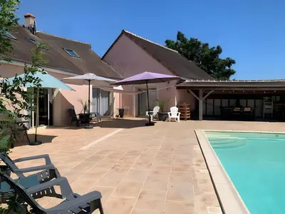 Piscine de l'établissement Gite de Groupe Aux Instants Partagés ou située à proximité
