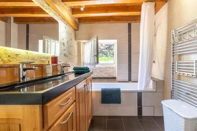 Salle de bains dans l'établissement Le gîte L'As de Seur