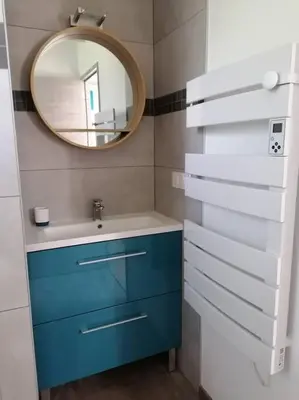 Salle de bains dans l'établissement Joli chalet contemporain, calme et verdure.