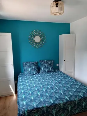 Un ou plusieurs lits dans un hébergement de l'établissement Joli chalet contemporain, calme et verdure.