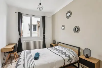 Un ou plusieurs lits dans un hébergement de l'établissement Appartement Neuf Proche Circuit 24h