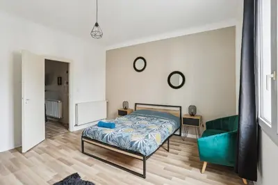 Un ou plusieurs lits dans un hébergement de l'établissement Appartement Neuf Proche Circuit 24h