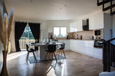 Cuisine ou kitchenette dans l'établissement Appart Moderne près du Circuit 8 Pers
