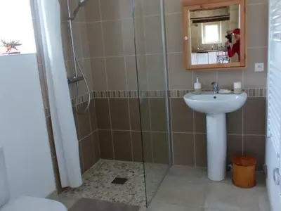 Salle de bains dans l'établissement Maison rénovée du XVIe, jardin clos, proche de la Loire et châteaux, tout inclus, équipements complets - FR-1-381-562