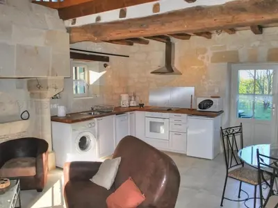 Cuisine ou kitchenette dans l'établissement Maison rénovée du XVIe, jardin clos, proche de la Loire et châteaux, tout inclus, équipements complets - FR-1-381-562