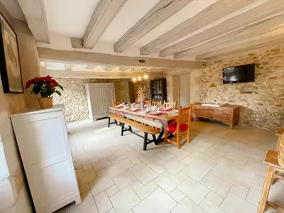 Télévision ou salle de divertissement dans l'établissement Gîte de charme avec piscine chauffée, salle de jeux, et salle de fitness proche du lac de Rillé - FR-1-381-563