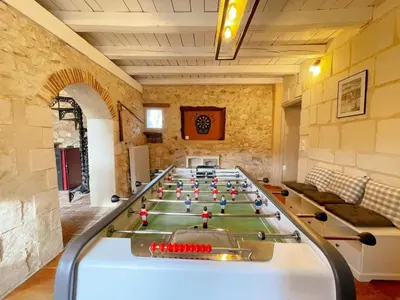 Salle de jeux dans l'établissement Gîte de charme avec piscine chauffée, salle de jeux, et salle de fitness proche du lac de Rillé - FR-1-381-563