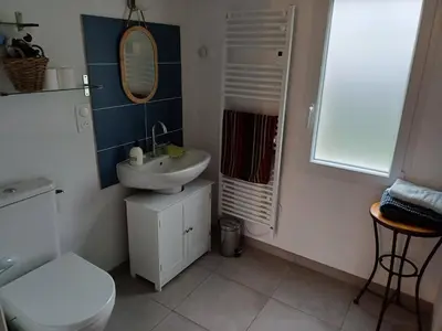 Salle de bains dans l'établissement Studio neuf de plain-pied