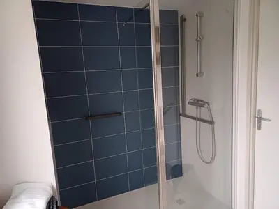 Salle de bains dans l'établissement Studio neuf de plain-pied