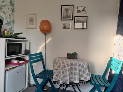 Cuisine ou kitchenette dans l'établissement Studio neuf de plain-pied