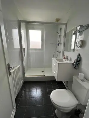Salle de bains dans l'établissement Maison 6 personnes avec parking privé (à 1km du circuit et à 270 mètres de l’arrêt tram T1-Jules Raimu)