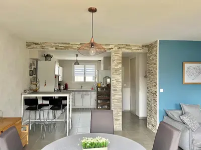 Cuisine ou kitchenette dans l'établissement Maison 6 personnes avec parking privé (à 1km du circuit et à 270 mètres de l’arrêt tram T1-Jules Raimu)